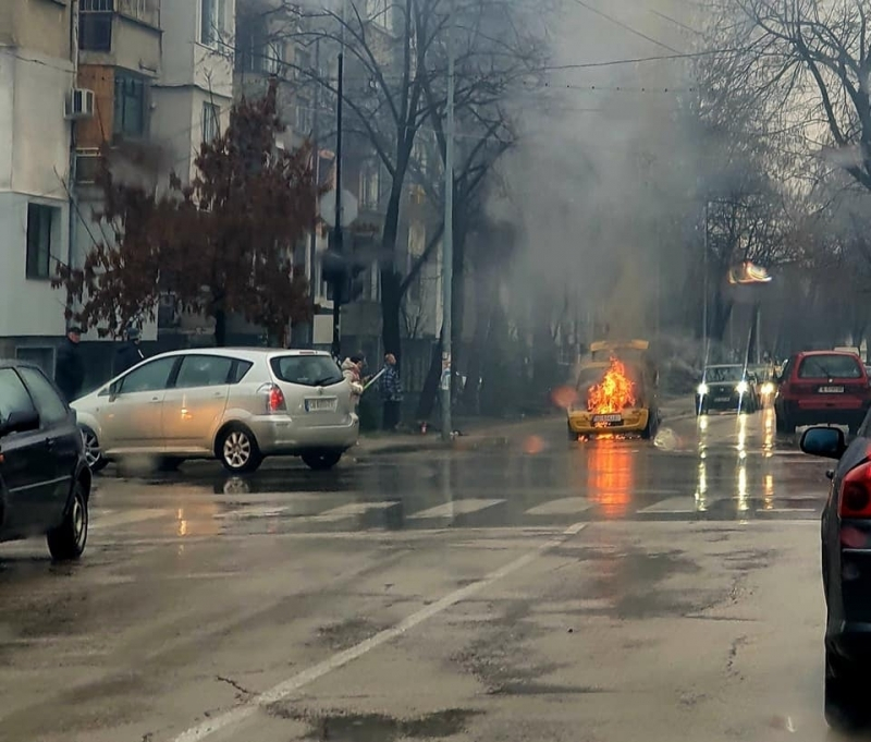 Зрелище във Видин! Такси пламна като факла на оживена улица СНИМКИ