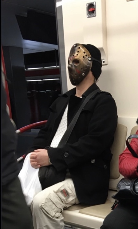 Страховита гледка в метрото сплаши столичани СНИМКА
