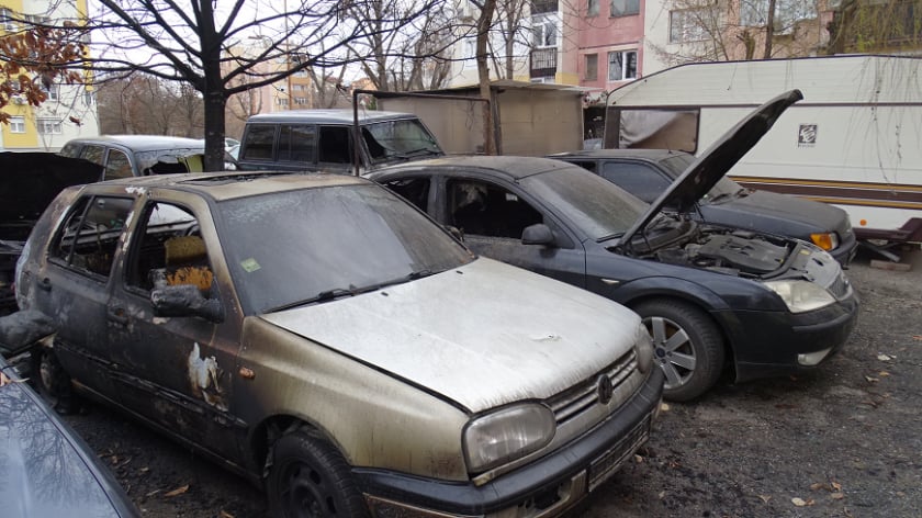 Огнена стихия изпепели куп коли в Благоевград СНИМКИ 