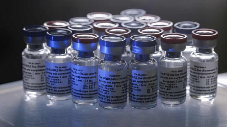 Бразилия произвежда руската ваксина от януари