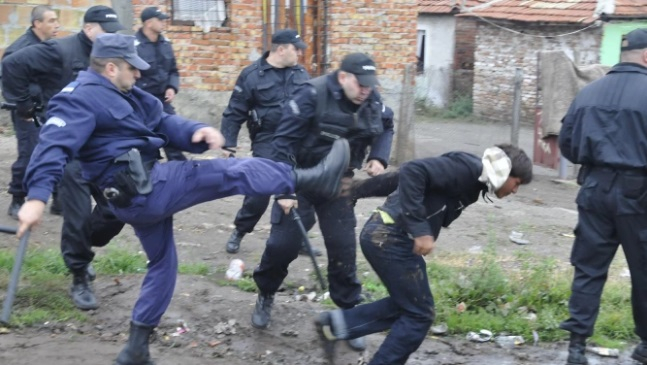 Брутални подробности за нападението на стотина цигани срещу полицаи в Ботевград
