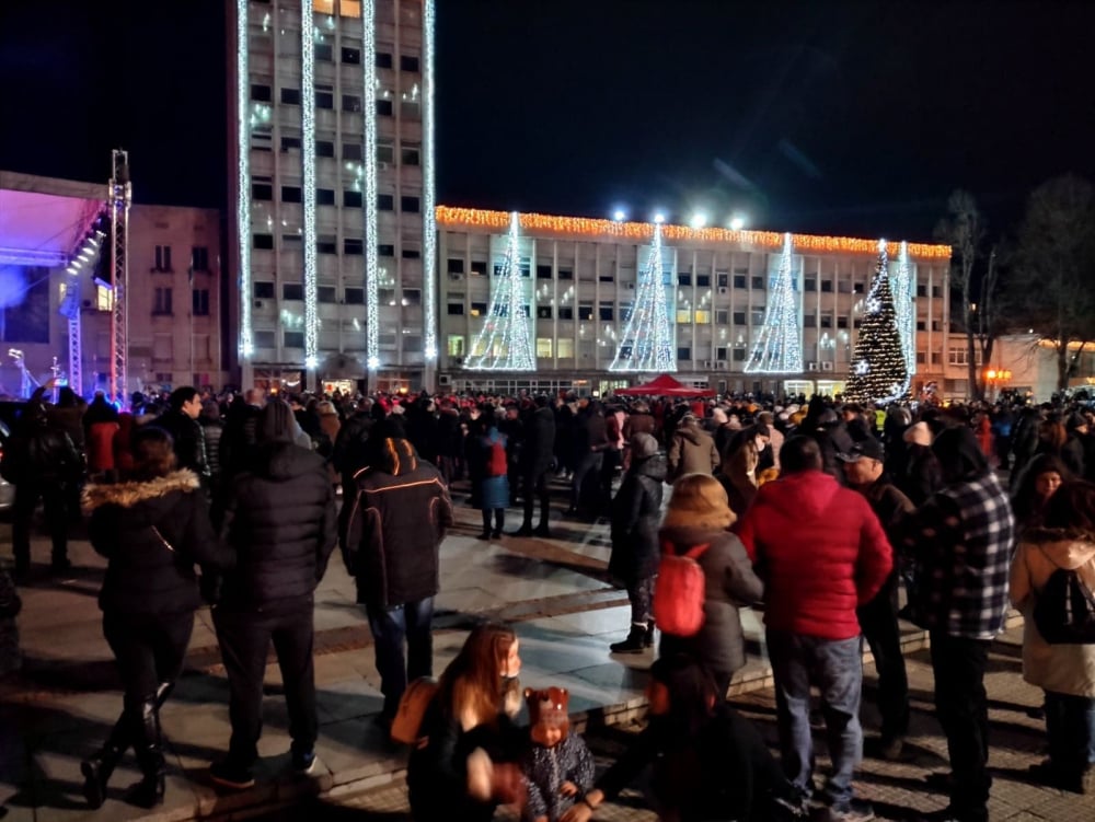 Скандално! Стотици габровци без маски препълниха площада, за да посрещнат новата година първи ВИДЕО 