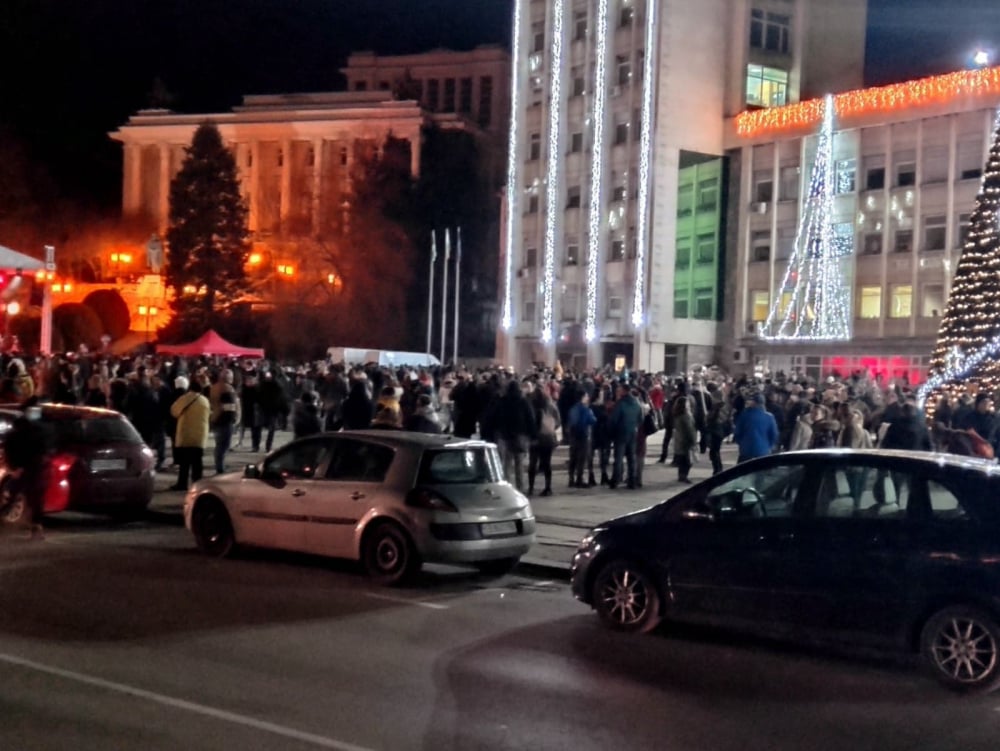 Скандално! Стотици габровци без маски препълниха площада, за да посрещнат новата година първи ВИДЕО 