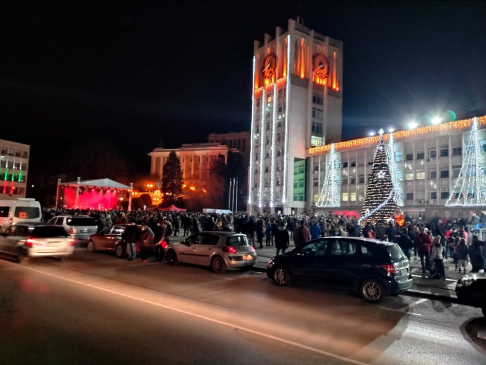 Скандално! Стотици габровци без маски препълниха площада, за да посрещнат новата година първи ВИДЕО 