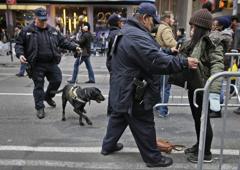 К-19 вакханалия в Ню Йорк: Полицаи и хора наблъскани без маски на "Таймс Скуеър"