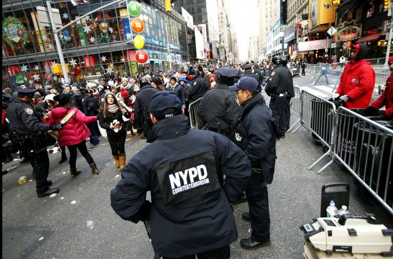К-19 вакханалия в Ню Йорк: Полицаи и хора наблъскани без маски на "Таймс Скуеър"