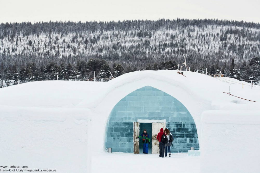 Как изглежда хотелът от лед, който всяка година мени своя вид?