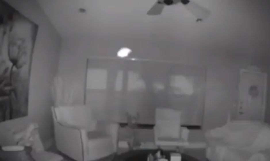 Жена изгледа ВИДЕО от камера в хола си и онемя щом видя призрака на...