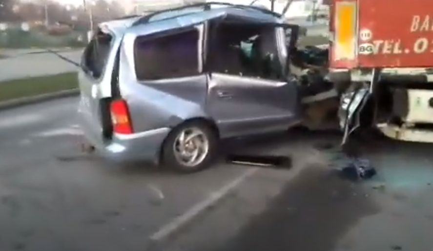 Зрелищна катастрофа на натоварен булевард в Русе ВИДЕО 