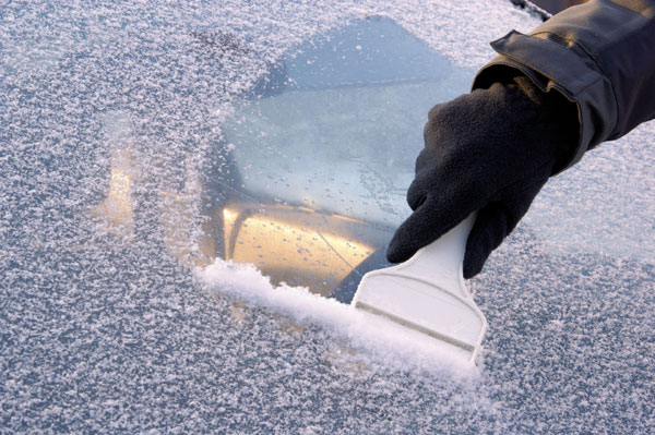 Шофьорка показа лесен трик за почистване на леда от предното стъкло на колата СНИМКИ 