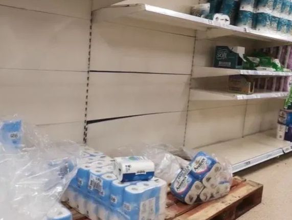 Паника на Острова заради локдауна, разграбват магазините СНИМКИ