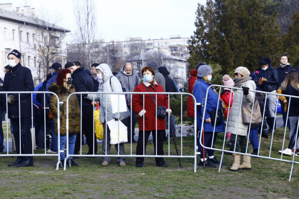 Фоторепортаж в БЛИЦ! Ето кой хвана кръста на Йордановден в София