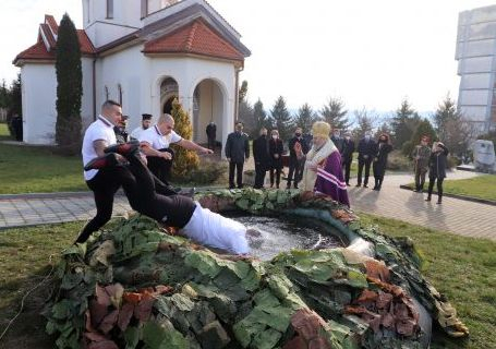 К-19 принуди курсантите от Търново да вадят кръста от надуваем басейн СНИМКИ 