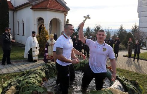 К-19 принуди курсантите от Търново да вадят кръста от надуваем басейн СНИМКИ 