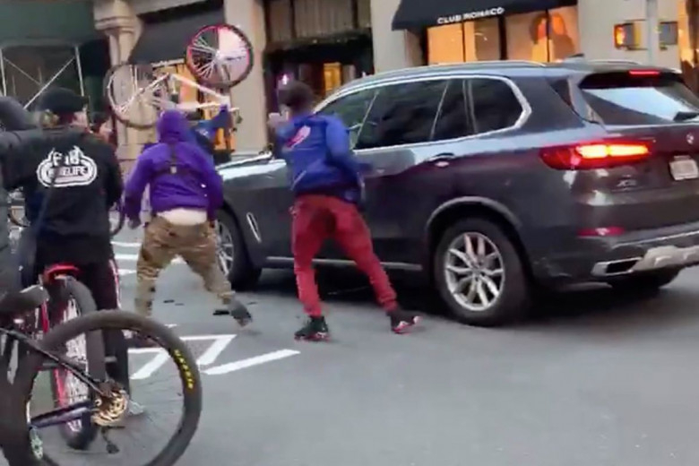 Брутална агресия на пътя: Велосипедисти изпочупиха BMW X5 ВИДЕО