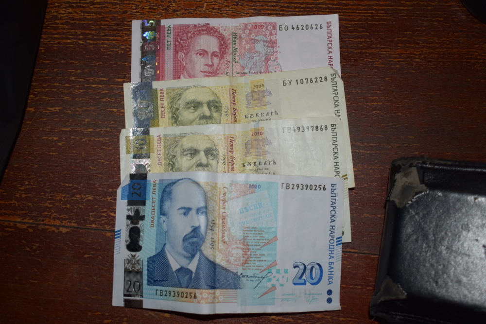 Три ченгета спипани за серия подкупи в Русенско СНИМКИ