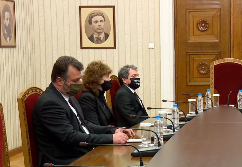 Дясната ръка на Слави с маска "Мутри вън" при президента, Трифонов отсвири Радев за консултациите 