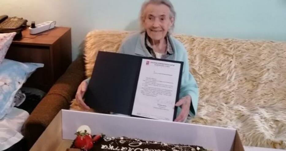 Партизанката баба Златка стана на 100 години и просълзи с историята си 