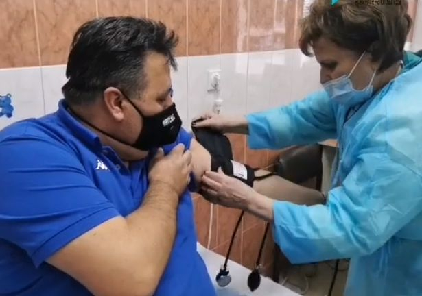 ВИДЕО показва как общински съветници от Сандански се ваксинират