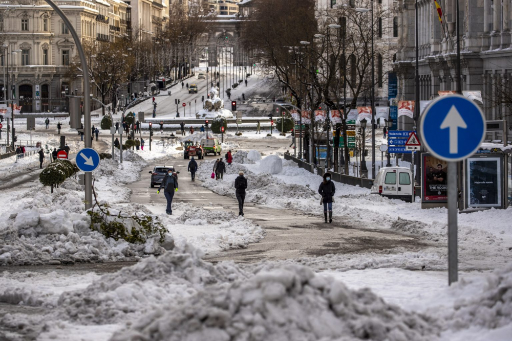 В надпревара с времето: Мадрид чисти снега преди идващия ужас в понеделник СНИМКИ