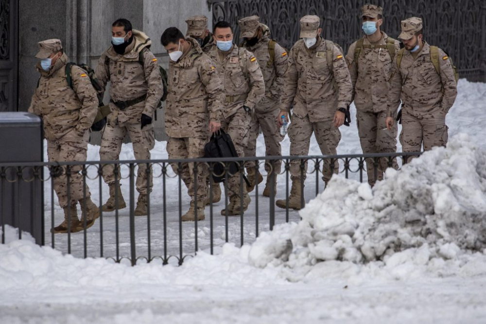 В надпревара с времето: Мадрид чисти снега преди идващия ужас в понеделник СНИМКИ