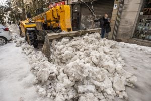 В надпревара с времето: Мадрид чисти снега преди идващия ужас в понеделник СНИМКИ