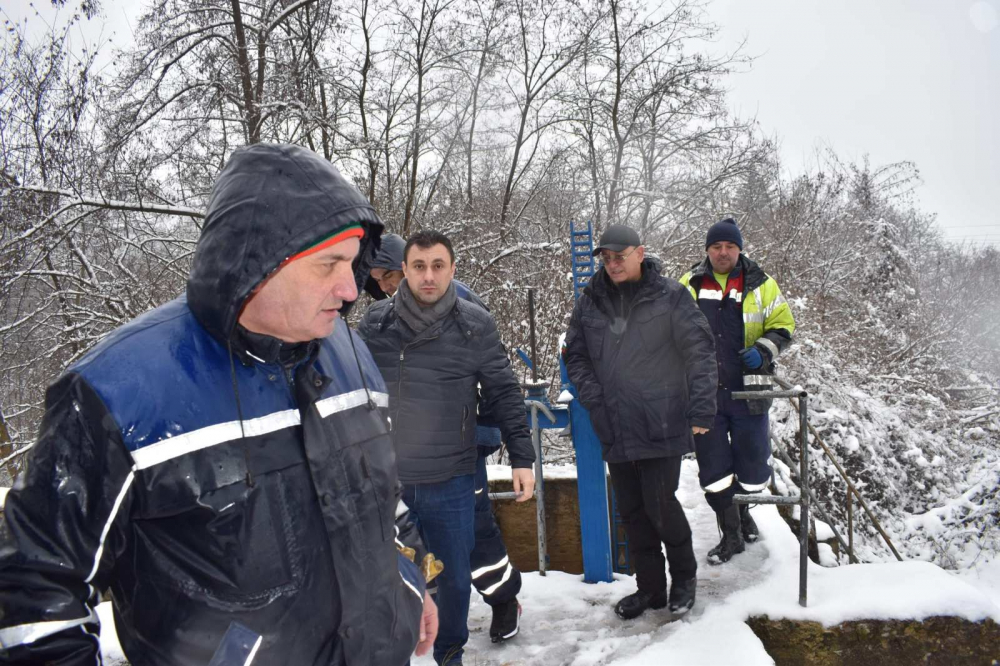 Ревизоро гледа от първия ред какво се случва на язовир "Студена" СНИМКИ