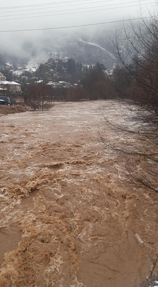 Река Ерма наводни Трън, дървета премазаха коли в Пампорово, а във Варна...  ВИДЕО