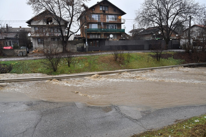 Река Искър излезе от коритото си край София, ето какво се случва СНИМКИ