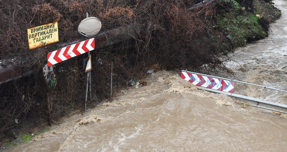 Река Искър излезе от коритото си край София, ето какво се случва СНИМКИ