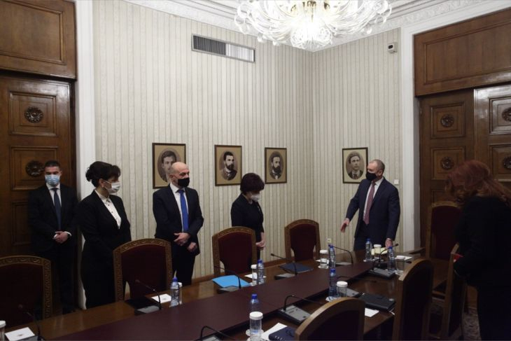 Срещата Радев - ГЕРБ започна с екшън! Караянчева скочи на президента ВИДЕО