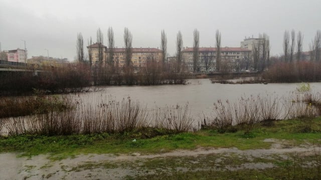 В Пловдив е страшно! Марица залива брегове, подлези и улици СНИМКИ/ВИДЕО