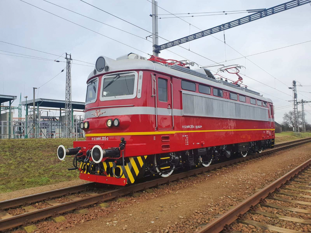 Първият изцяло обновен локомотив на БДЖ вече пътува по железопътната мрежа