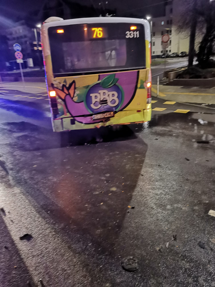 Кошмарни СНИМКИ от мелето между БМВ и автобус в София 