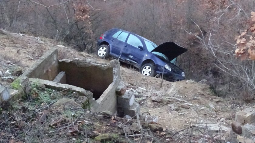 Зловещо: Кола излетя от завой в Пиринско и счупи паметна плоча на загинало детенце 