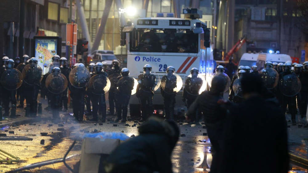 Кошмарна нощ в Брюксел: Избухнаха масови безредици ВИДЕО