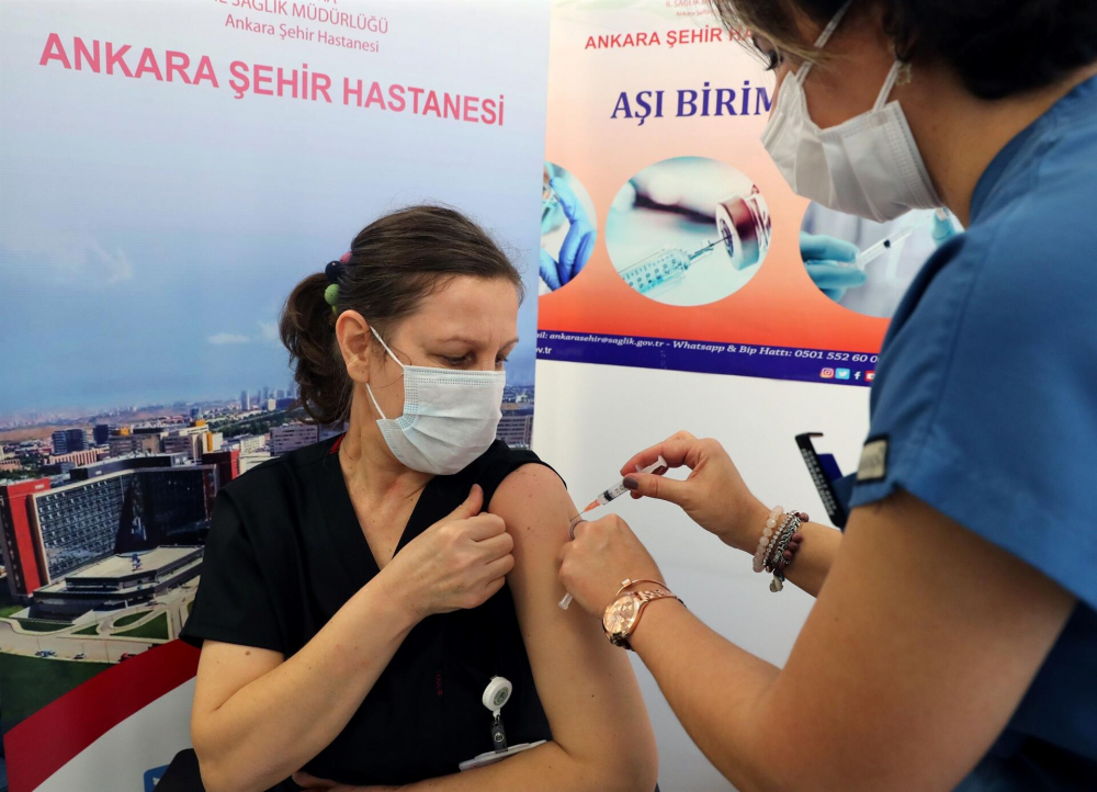 Турция изуми света: За по-малко от ден ваксинираха над 100 000 медици с CorоnaVac