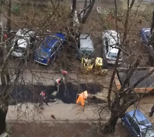Асфалтират пълна с вода улица в София СНИМКА