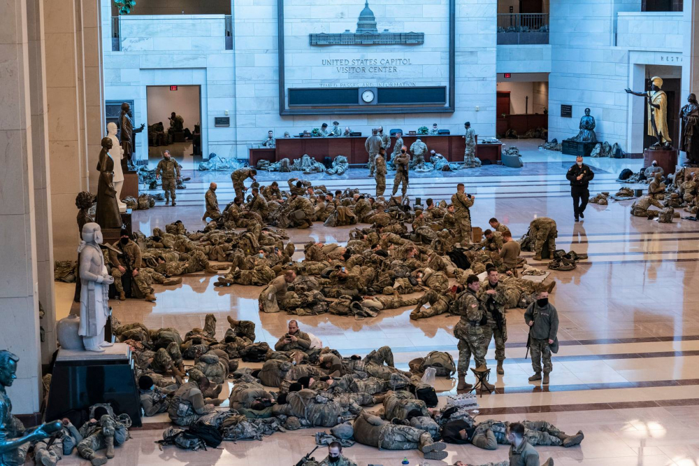 Започна ли войната: Войници обсадиха Капитолия ВИДЕО 