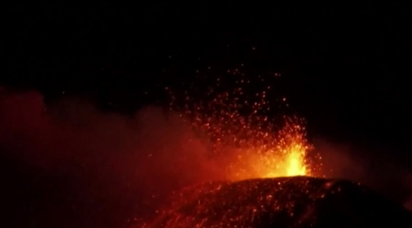 Знамение: Вулканът Етна изригна зрелищно ВИДЕО 