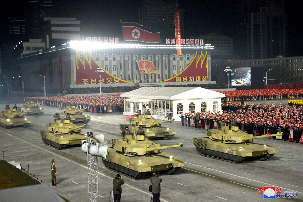 Ким Чен Ун показа най-мощното оръжие в света по тъмна доба на изненадващ парад ВИДЕО