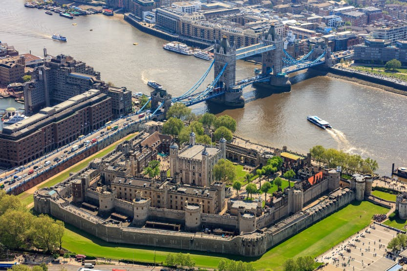 Зловещо знамение за хаос и рухване на монархията смрази Острова, извънредно изявление на Tower of London СНИМКА