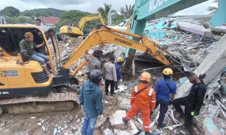 Не смогват да преброят труповете и ранените след труса в Индонезия, рухна хотел  