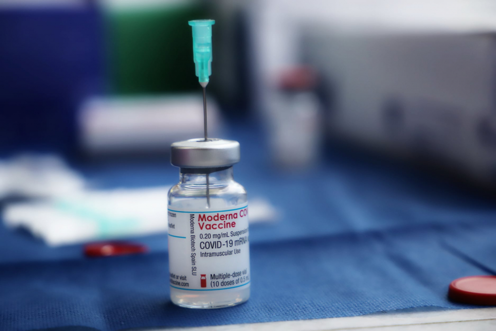 Ген. Мутафчийски изброи 3 причини защо се е ваксинирал пръв във ВМА СНИМКИ 