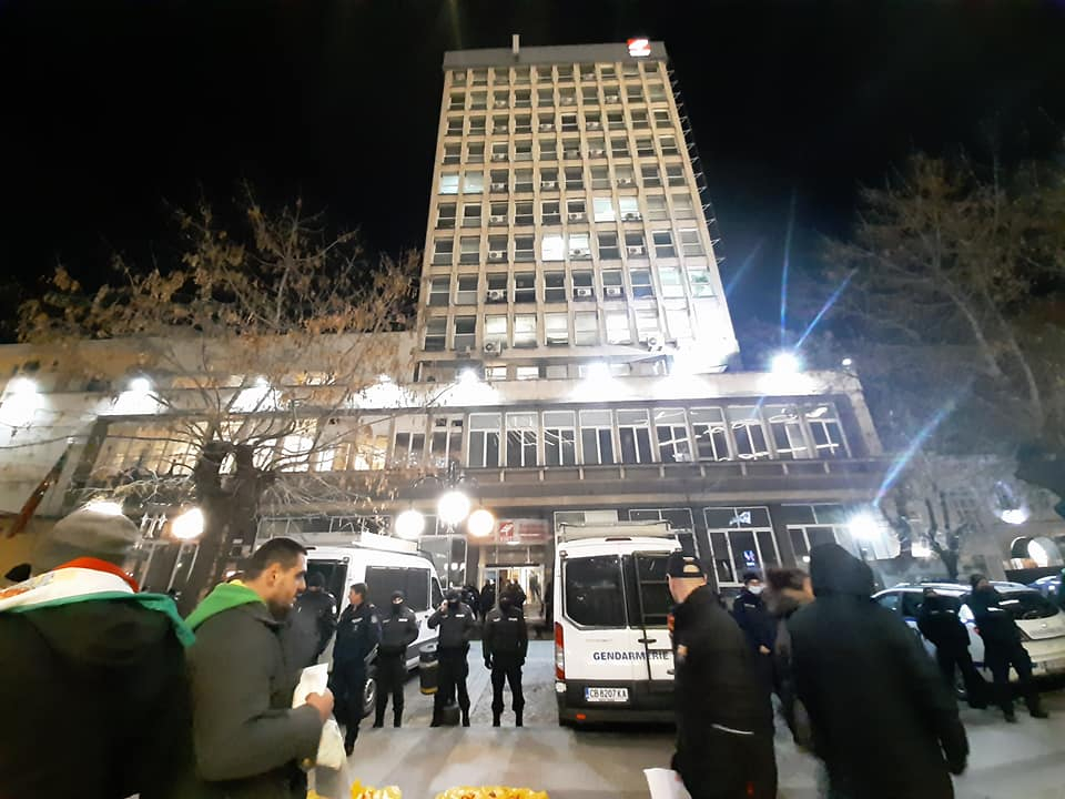 Пред БНТ почерня от полиция, протестиращи готвят нов зулум заради Каракачанов СНИМКИ