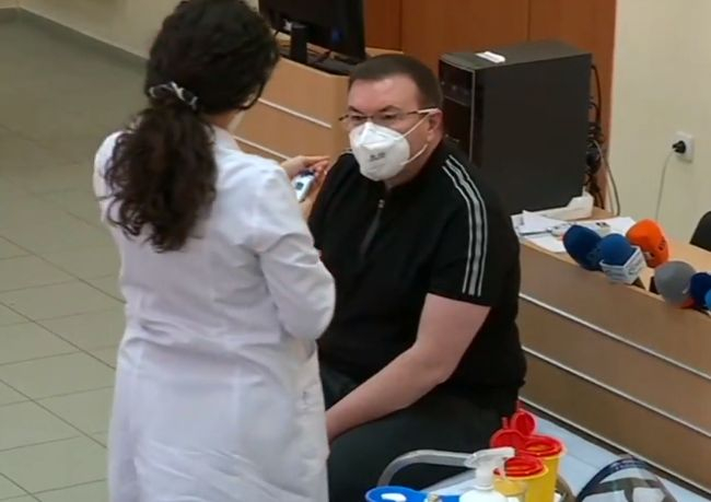Министър Ангелов след ваксината: Получих тахикардия, а сега кръвното ми е…