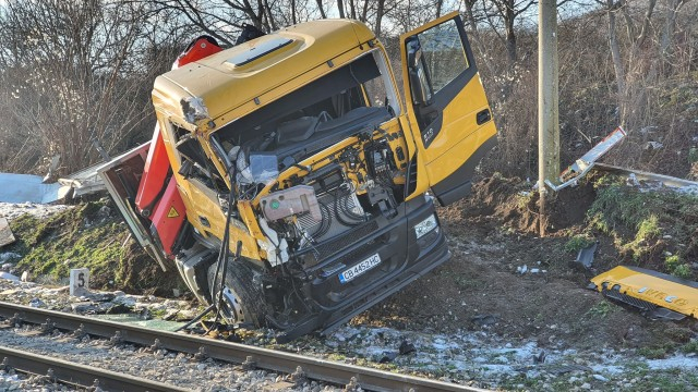 Тежък инцидент с влак край Мездра СНИМКИ