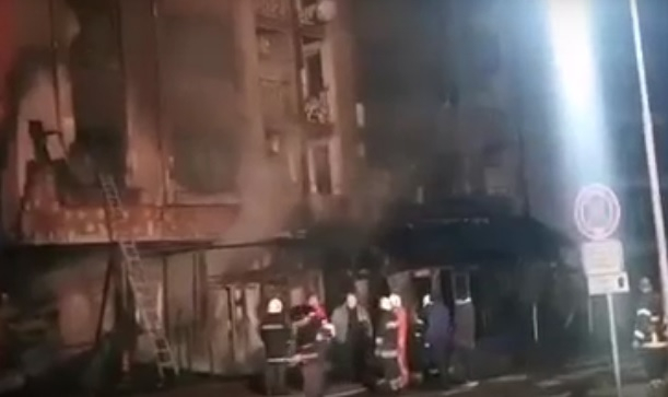 Пламнало е неработещо заведение в Приморско, жена едва не е загинала ВИДЕО