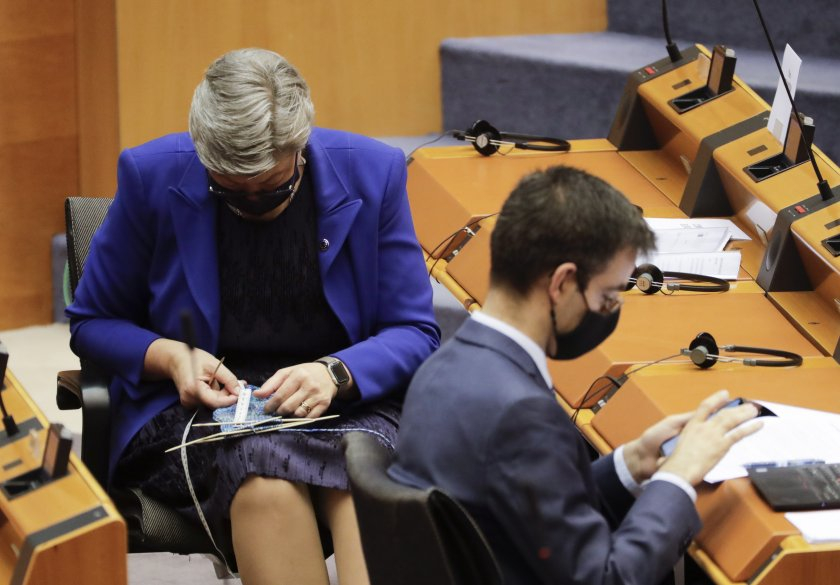 Еврокомисар ококори всички със заниманията си по време на дебат за пандемията в ЕП СНИМКИ 