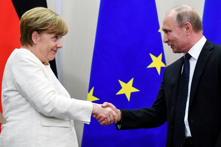 Меркел предложи на Путин помощ за "Спутник V" в ЕС